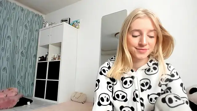 Snapshot of KenzieDawton chatting on October 27, 2025, 4:27 am KenzieDawton online show from October 27, 2025, 4:27 am