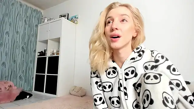 Snapshot of KenzieDawton chatting on November 2, 2025, 4:37 am KenzieDawton online show from November 2, 2025, 4:37 am