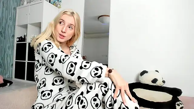 Snapshot of KenzieDawton chatting on November 5, 2025, 4:34 am KenzieDawton online show from November 5, 2025, 4:34 am