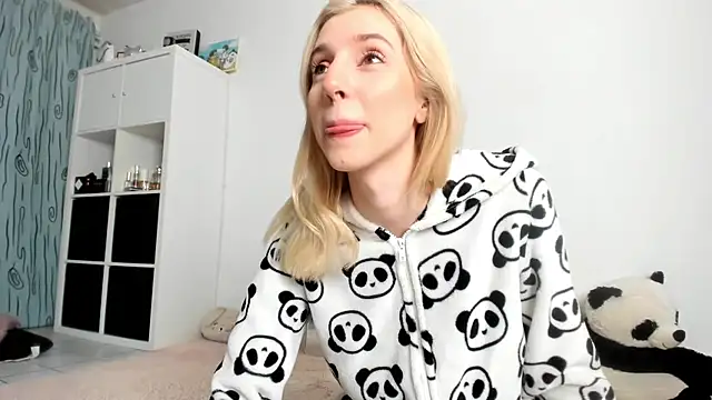 Snapshot of KenzieDawton chatting on November 6, 2025, 4:46 am KenzieDawton online show from November 6, 2025, 4:46 am