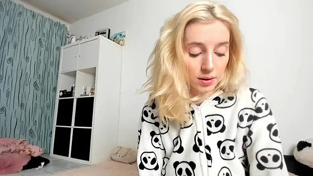 Snapshot of KenzieDawton chatting on November 8, 2025, 4:56 am KenzieDawton online show from November 8, 2025, 4:56 am