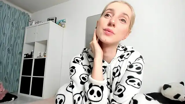 Snapshot of KenzieDawton chatting on November 9, 2025, 4:22 am KenzieDawton online show from November 9, 2025, 4:22 am