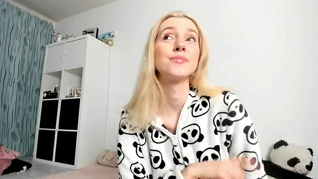 Snapshot of KenzieDawton chatting on November 12, 2025, 4:24 am KenzieDawton online show from November 12, 2025, 4:24 am