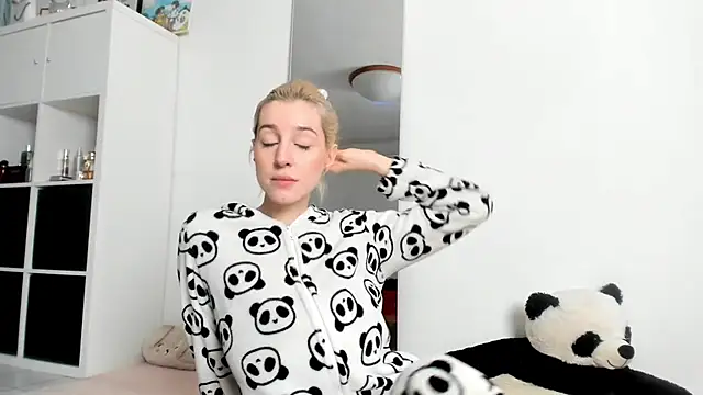 Snapshot of KenzieDawton chatting on November 13, 2025, 4:44 am KenzieDawton online show from November 13, 2025, 4:44 am