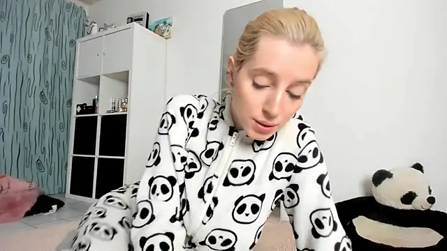 Snapshot of KenzieDawton chatting on November 14, 2025, 4:33 am KenzieDawton online show from November 14, 2025, 4:33 am