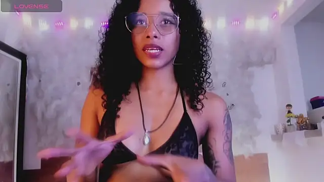 Snapshot of kelly_thomson chatting on February 4, 2025, 9:20 pm kelly thomson online show from February 4, 2025, 9:20 pm