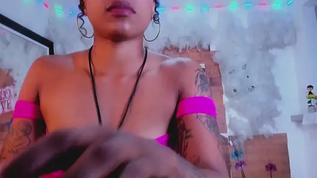 Snapshot of kelly_thomson chatting on February 14, 2025, 9:32 pm kelly thomson online show from February 14, 2025, 9:32 pm