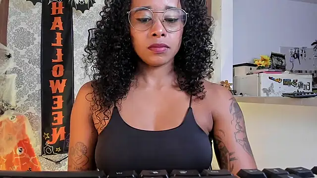 Snapshot of kelly_thomson chatting on October 30, 2025, 10:43 pm kelly thomson online show from October 30, 2025, 10:43 pm