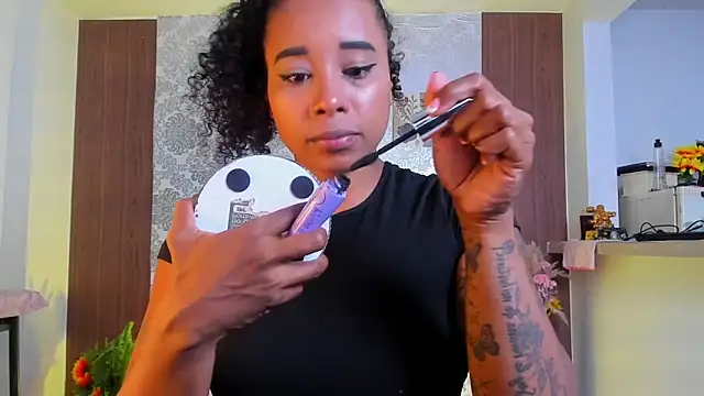 Snapshot of kelly_thomson chatting on November 6, 2025, 10:54 pm kelly thomson online show from November 6, 2025, 10:54 pm