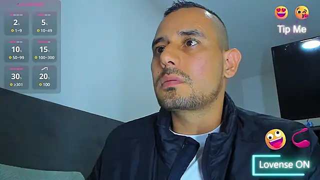 jhonyalzate2 online show from February 4, 2025, 11:49 pm