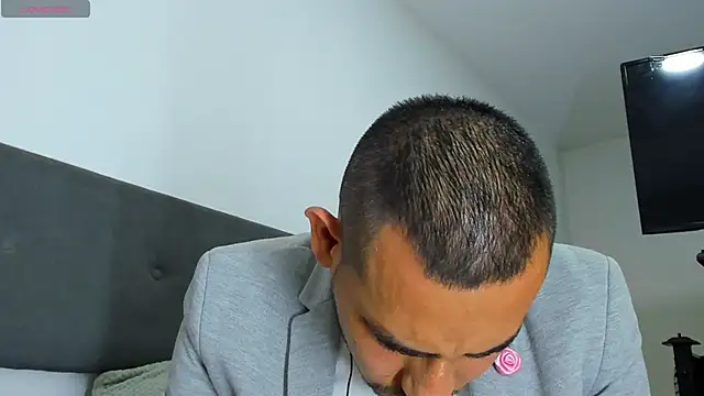 jhonyalzate2 online show from March 4, 2025, 3:11 am