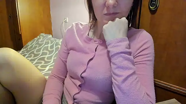 Snapshot of HolmesAriana chatting on September 16, 2025, 1:56 pm HolmesAriana online show from September 16, 2025, 1:56 pm