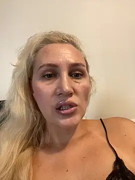 Snapshot of YourBlondee chatting on September 12, 2025, 3:17 am YourBlondee online show from September 12, 2025, 3:17 am