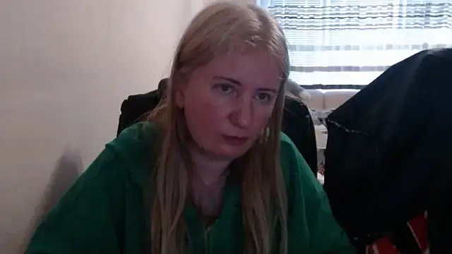 Snapshot of PeterAndJen chatting on April 21, 2026, 5:28 pm PeterAndJen online show from April 21, 2026, 5:28 pm