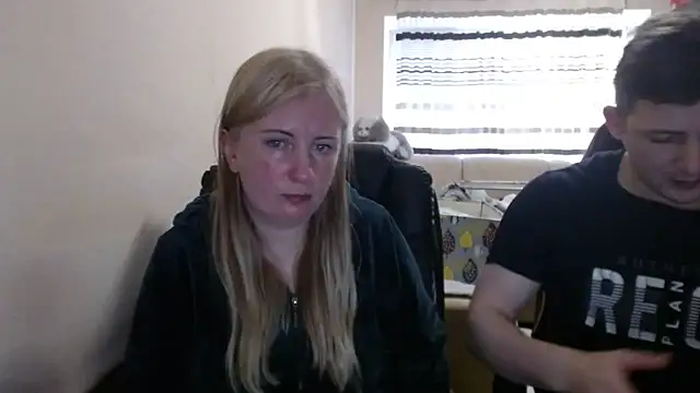 Snapshot of PeterAndJen chatting on April 24, 2026, 4:42 pm PeterAndJen online show from April 24, 2026, 4:42 pm