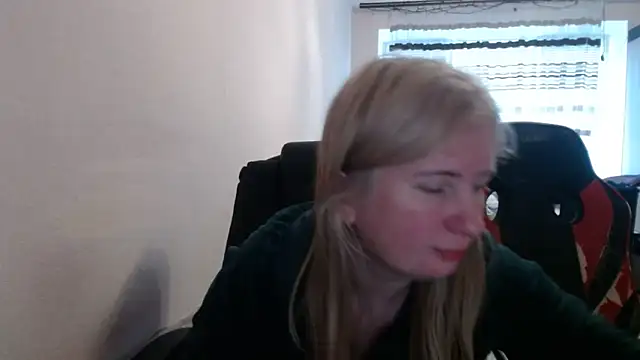 Snapshot of PeterAndJen chatting on May 3, 2026, 5:35 am PeterAndJen online show from May 3, 2026, 5:35 am