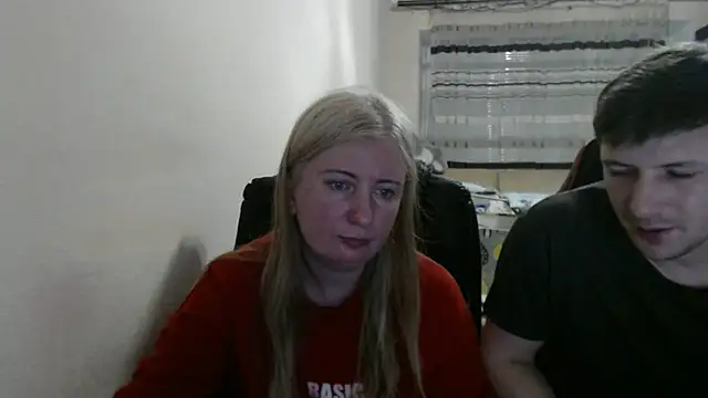 Snapshot of PeterAndJen chatting on May 5, 2026, 7:33 pm PeterAndJen online show from May 5, 2026, 7:33 pm
