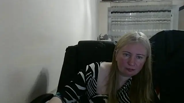 Snapshot of PeterAndJen chatting on May 10, 2026, 5:51 pm PeterAndJen online show from May 10, 2026, 5:51 pm