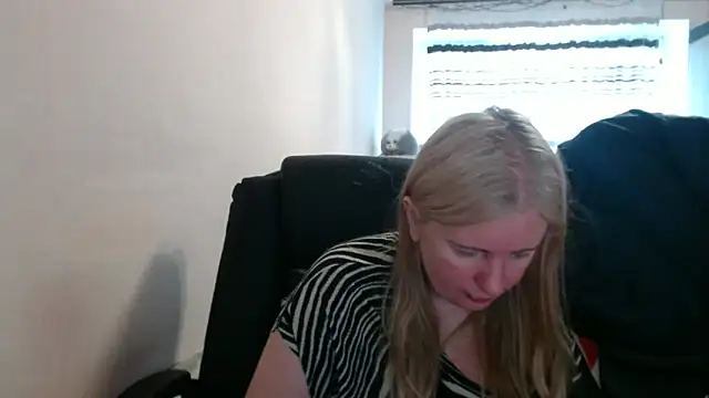 Snapshot of PeterAndJen chatting on May 11, 2026, 6:08 am PeterAndJen online show from May 11, 2026, 6:08 am