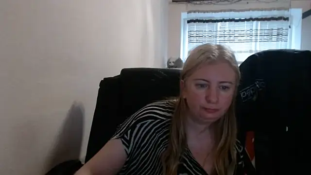 Snapshot of PeterAndJen chatting on May 13, 2026, 4:43 am PeterAndJen online show from May 13, 2026, 4:43 am