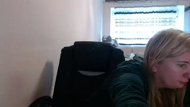 Snapshot of PeterAndJen chatting on May 16, 2026, 4:42 am PeterAndJen online show from May 16, 2026, 4:42 am