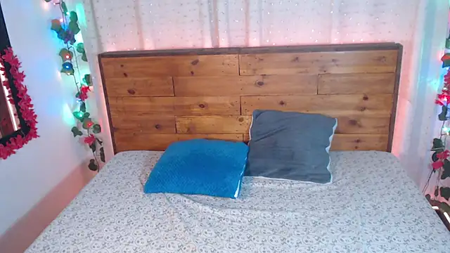 NikkieMilky online show from March 10, 2026, 4:06 am