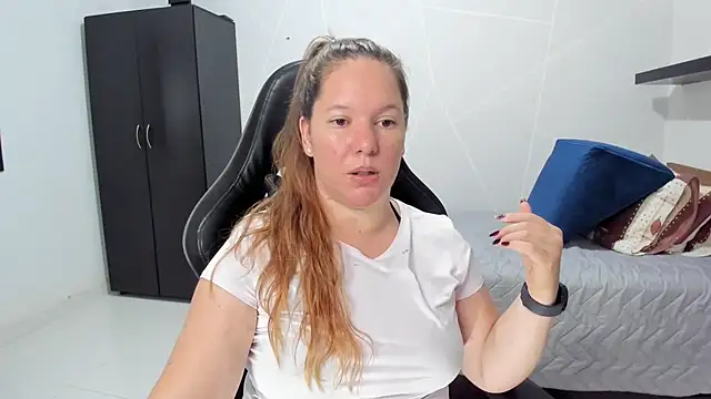 Snapshot of tamy_shine87 chatting on October 10, 2025, 12:20 am tamy shine87 online show from October 10, 2025, 12:20 am