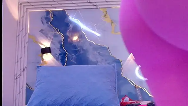 lorrayne  online show from October 10, 2025, 12:15 pm