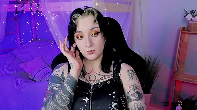 Snapshot of AsheLucker chatting on October 17, 2025, 11:07 pm AsheLucker online show from October 17, 2025, 11:07 pm