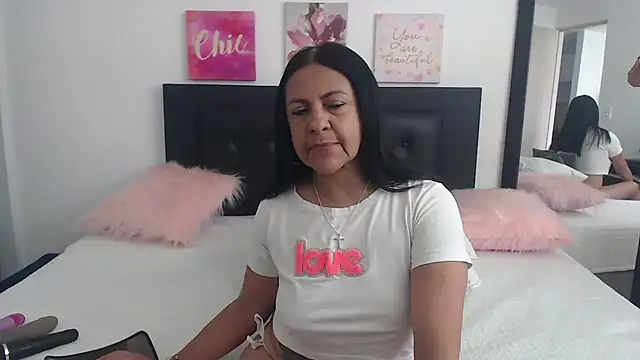 katiehotx online show from September 28, 2025, 1:49 pm