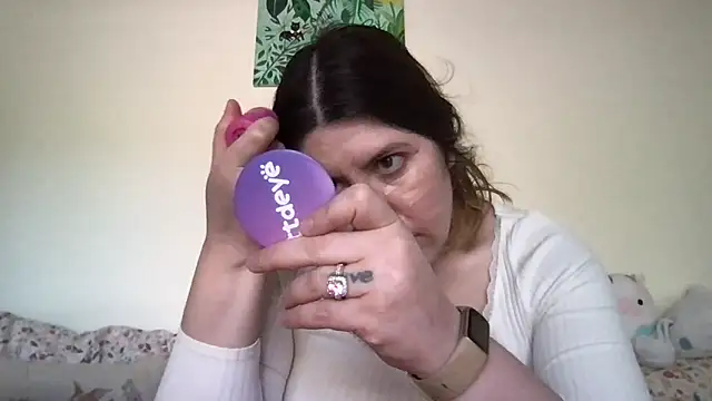 Snapshot of HYPHYtype chatting on November 1, 2025, 8:22 pm HYPHYtype online show from November 1, 2025, 8:22 pm