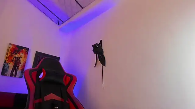 crisstal miler online show from March 4, 2025, 9:32 pm