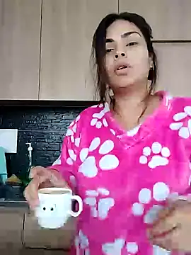 Snapshot of Ivanna2 chatting on December 20, 2024, 2:05 pm Ivanna2 online show from December 20, 2024, 2:05 pm