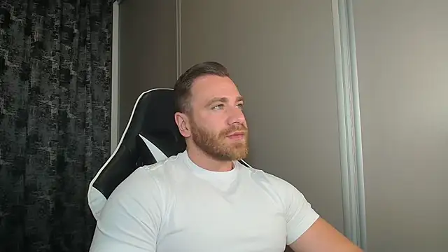 Snapshot of Thori92 chatting on June 14, 2026, 1:35 pm Thori92 online show from June 14, 2026, 1:35 pm