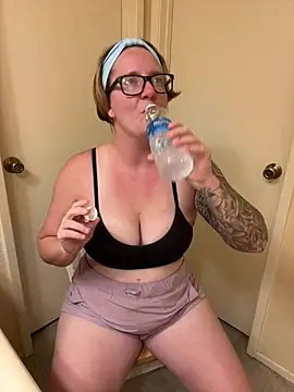 Snapshot of Lizzyloo chatting on December 18, 2024, 5:26 am Lizzyloo online show from December 18, 2024, 5:26 am