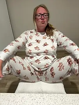 Lizzyloo online show from February 24, 2026, 3:15 am