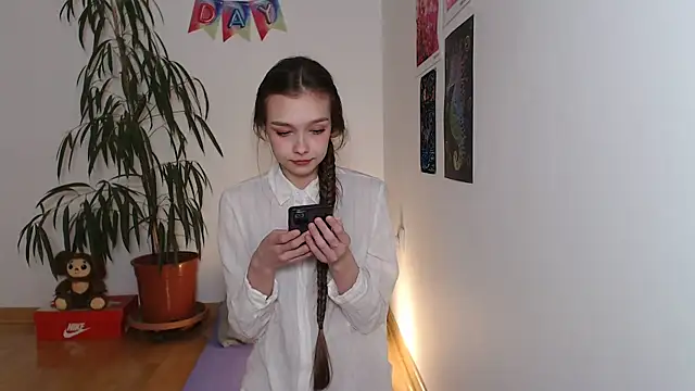 Snapshot of Michelle_Melnss chatting on January 17, 2025, 5:32 am Michelle Melnss online show from January 17, 2025, 5:32 am