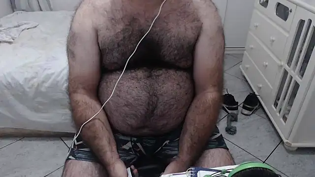 Snapshot of MysterBearMG chatting on February 14, 2025, 11:31 pm MysterBearMG online show from February 14, 2025, 11:31 pm