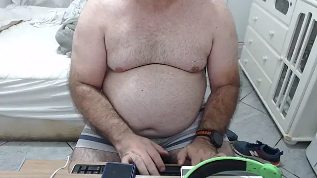 Snapshot of MysterBearMG chatting on October 6, 2025, 11:13 pm MysterBearMG online show from October 6, 2025, 11:13 pm