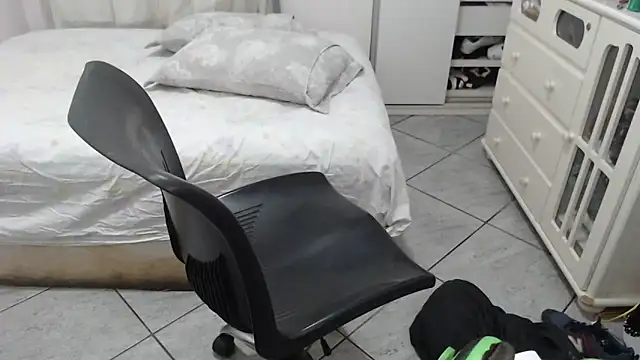 Snapshot of MysterBearMG chatting on October 27, 2025, 11:41 pm MysterBearMG online show from October 27, 2025, 11:41 pm