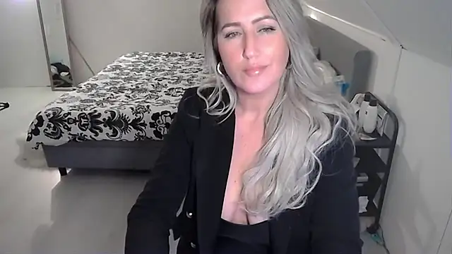 Snapshot of TessToy chatting on February 3, 2025, 6:39 pm TessToy online show from February 3, 2025, 6:39 pm