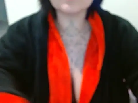 Snapshot of vaholiver chatting on May 13, 2026, 9:44 pm vaholiver online show from May 13, 2026, 9:44 pm