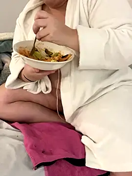 sweeti Em online show from December 22, 2025, 7:00 pm