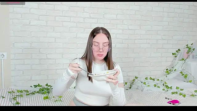 LinaKenny online show from November 10, 2025, 6:40 pm