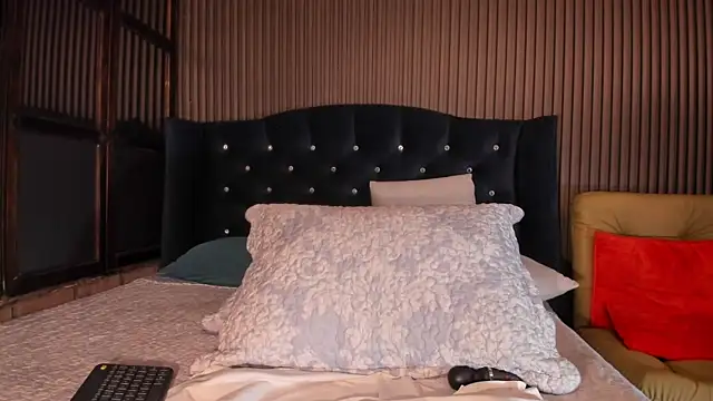 JuliaDawson  online show from April 16, 2026, 1:39 am