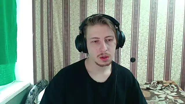 Snapshot of darienlarge chatting on October 20, 2025, 9:21 am darienlarge online show from October 20, 2025, 9:21 am