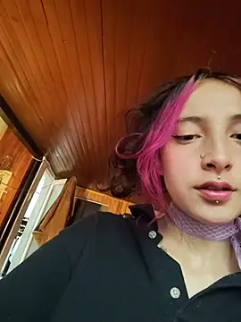 Snapshot of _Laary chatting on November 18, 2025, 8:46 pm Laary online show from November 18, 2025, 8:46 pm