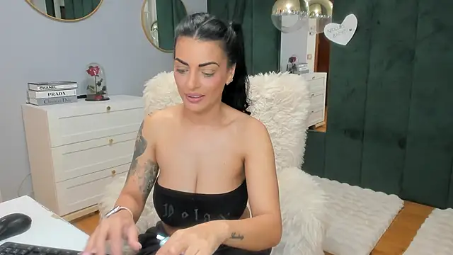 ElisaBaxter online show from November 11, 2025, 4:01 am