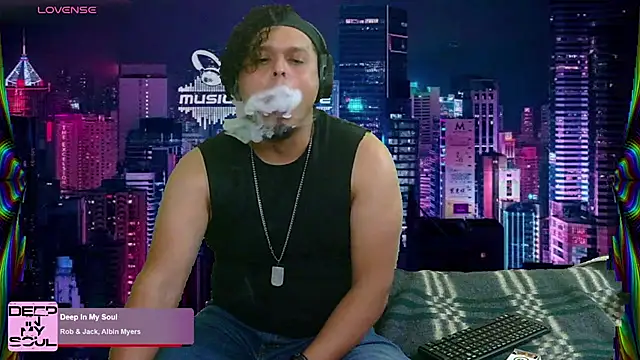 Snapshot of chino_roz chatting on February 22, 2025, 8:42 pm chino roz online show from February 22, 2025, 8:42 pm