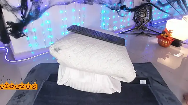 ohyesly  online show from October 27, 2025, 10:58 pm